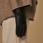Evelyn (black) - Goatskin leather gloves with soft lambswool lining and touchscreen feature