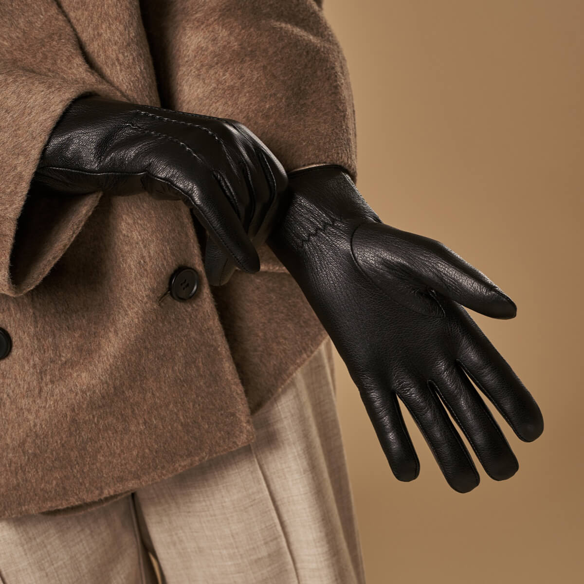 Evelyn (black) - Goatskin leather gloves with soft lambswool lining and touchscreen feature