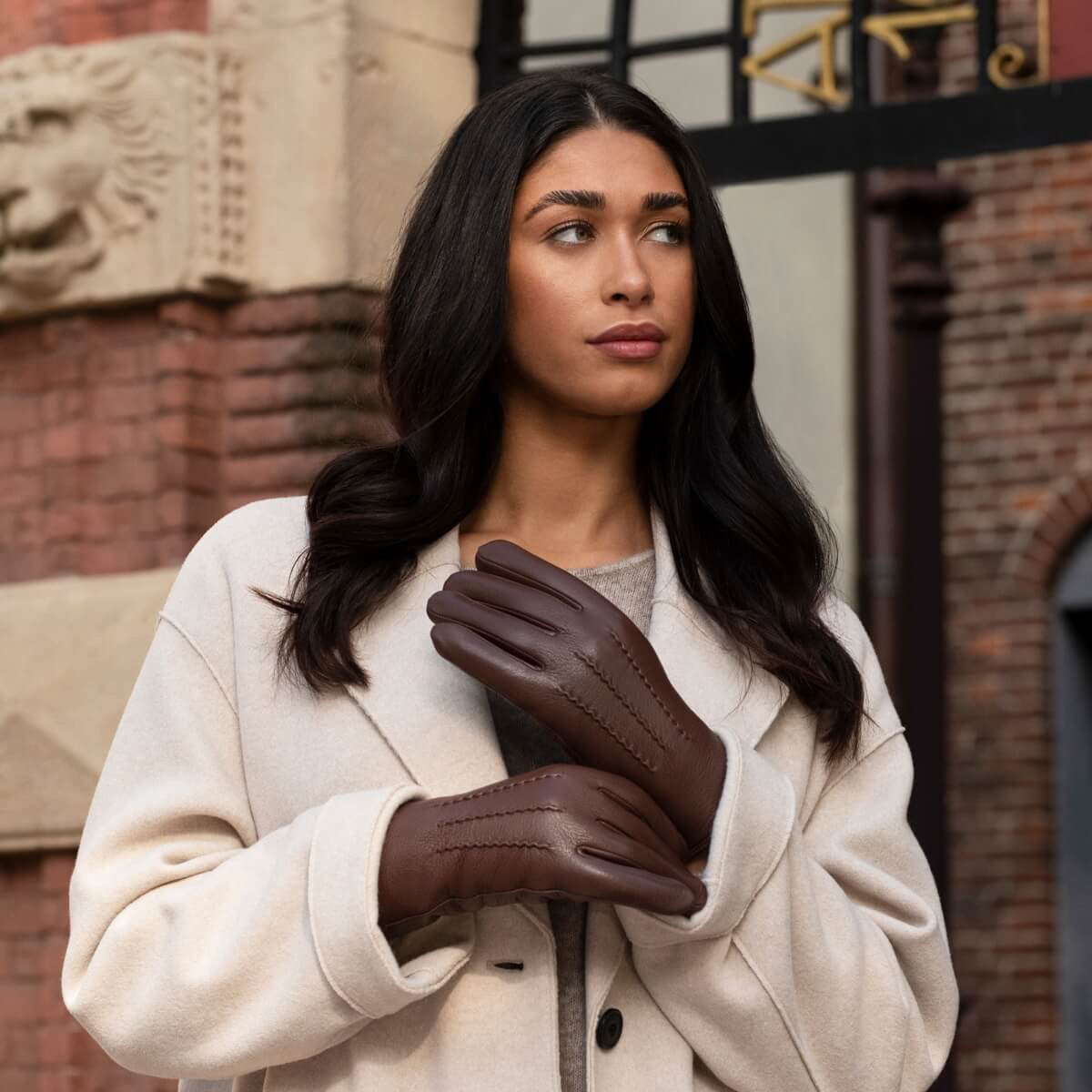 Evelyn (brown) - Goatskin leather gloves with soft lambswool lining and touchscreen feature