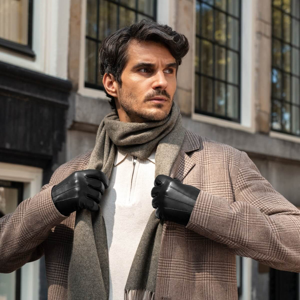 Julian (black) - Classic sheepskin leather gloves with warm fleece lining and touchscreen feature