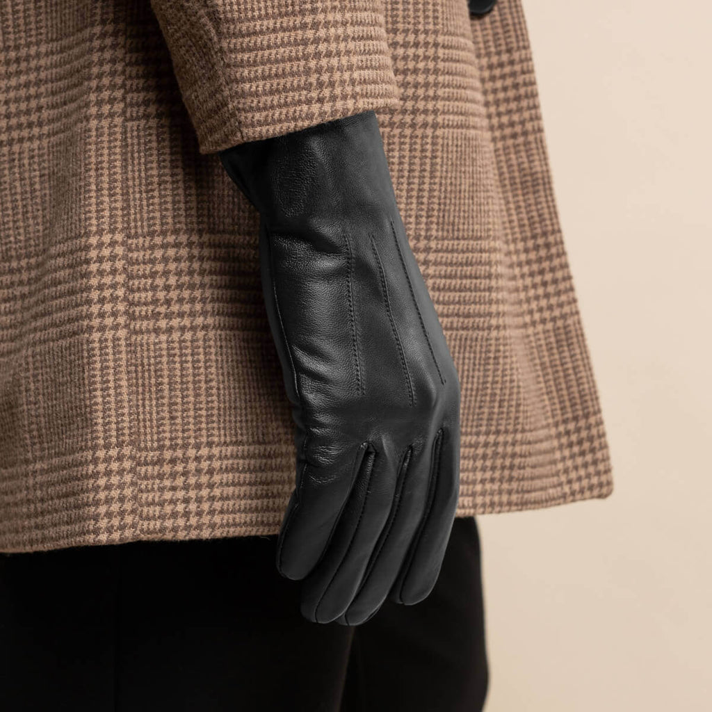 Julian (black) - Classic sheepskin leather gloves with warm fleece lining and touchscreen feature