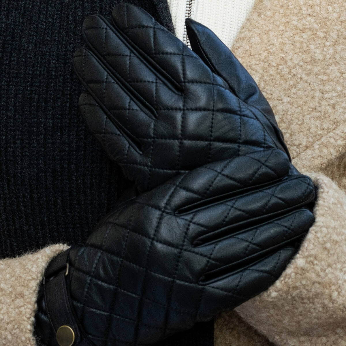 Sebastian (black) – Sheepskin leather gloves with snap closure & touchscreen feature