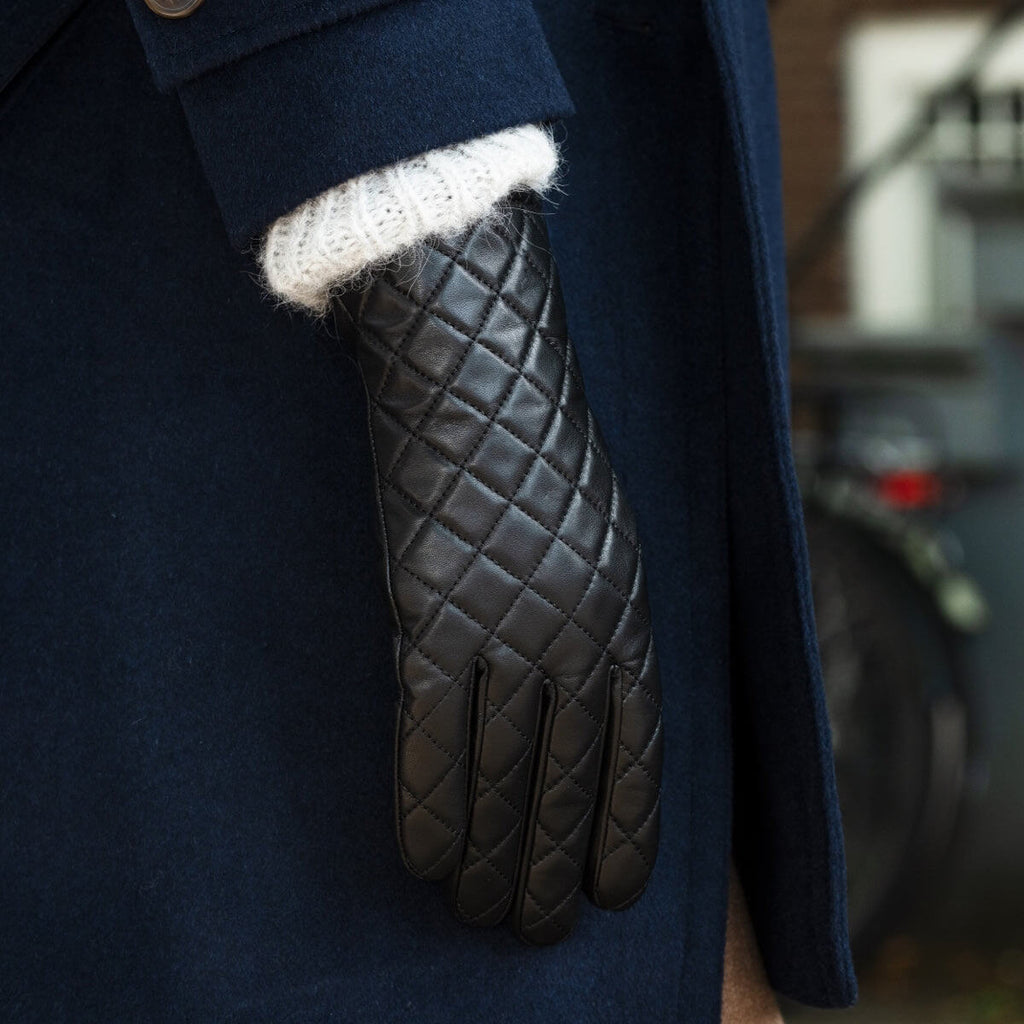 Selena (black) – Sheepskin leather gloves with diamond pattern and touchscreen feature
