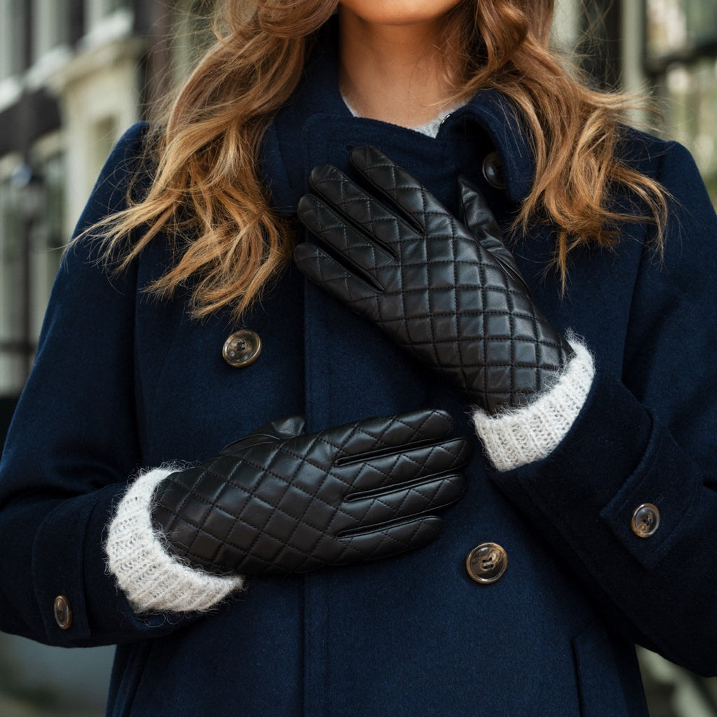 Selena (black) – Sheepskin leather gloves with diamond pattern and touchscreen feature