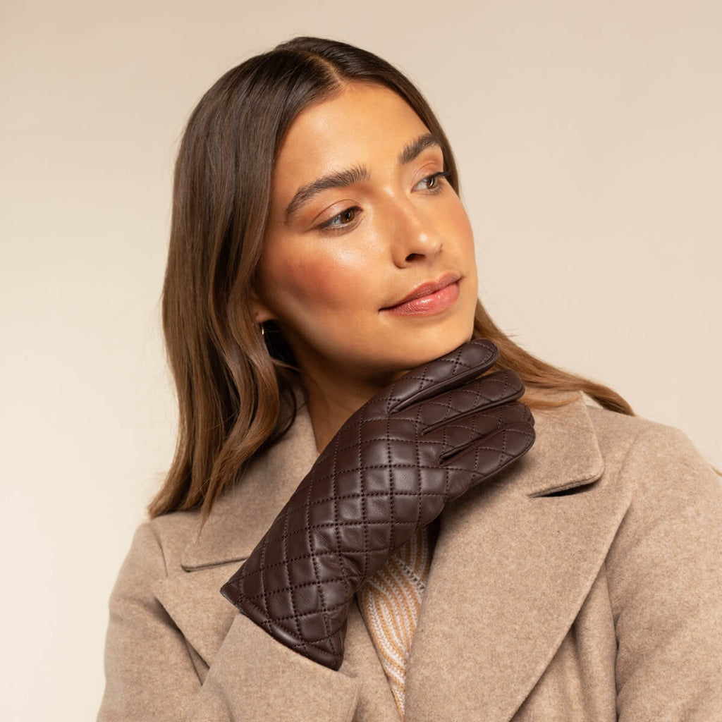 Selena (brown) – Sheepskin leather gloves with diamond pattern and touchscreen feature