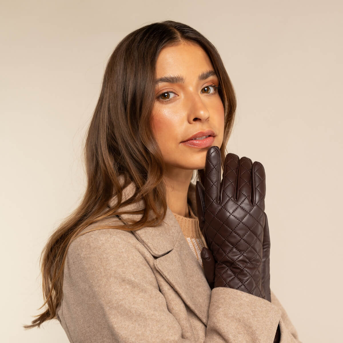 Selena (brown) – Sheepskin leather gloves with diamond pattern and touchscreen feature