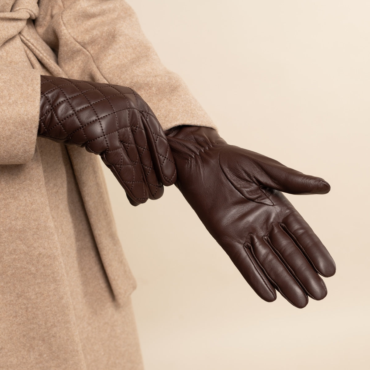Selena (brown) – Sheepskin leather gloves with diamond pattern and touchscreen feature