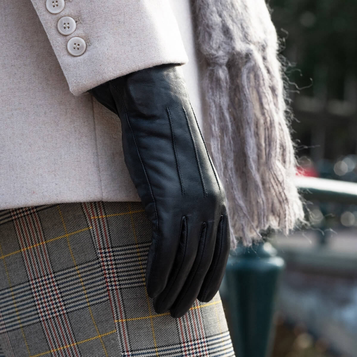 Stella (black) – Sheepskin leather gloves with ultra-warm fleece lining & touchscreen functionality