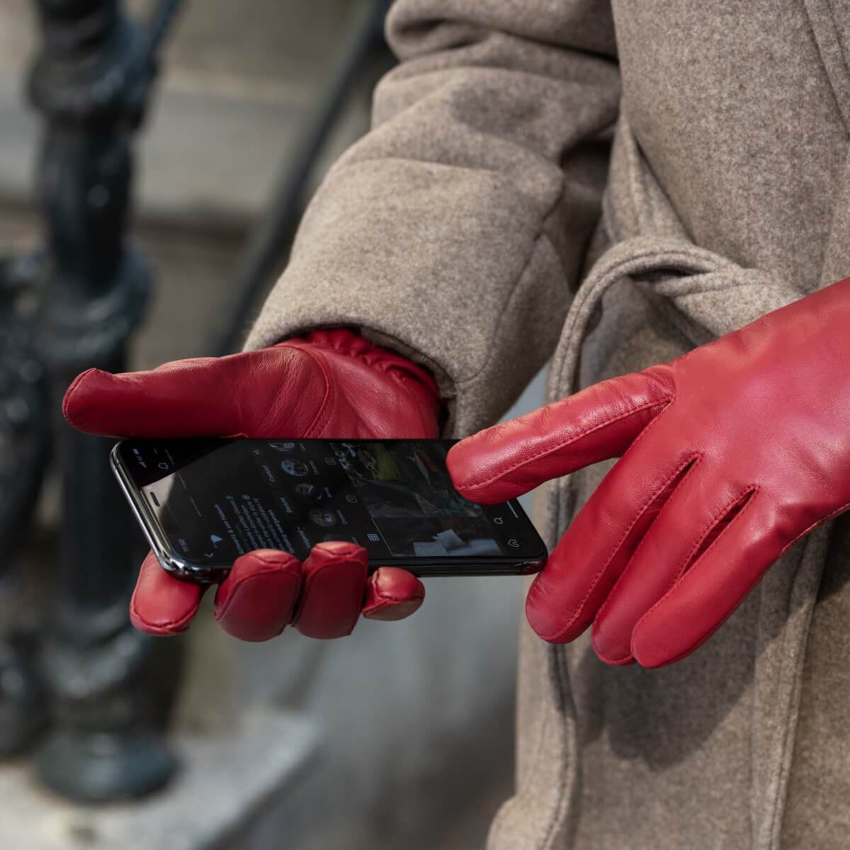 Zoey (red) – Sheepskin leather gloves with warm wool/cashmere lining & touchscreen function