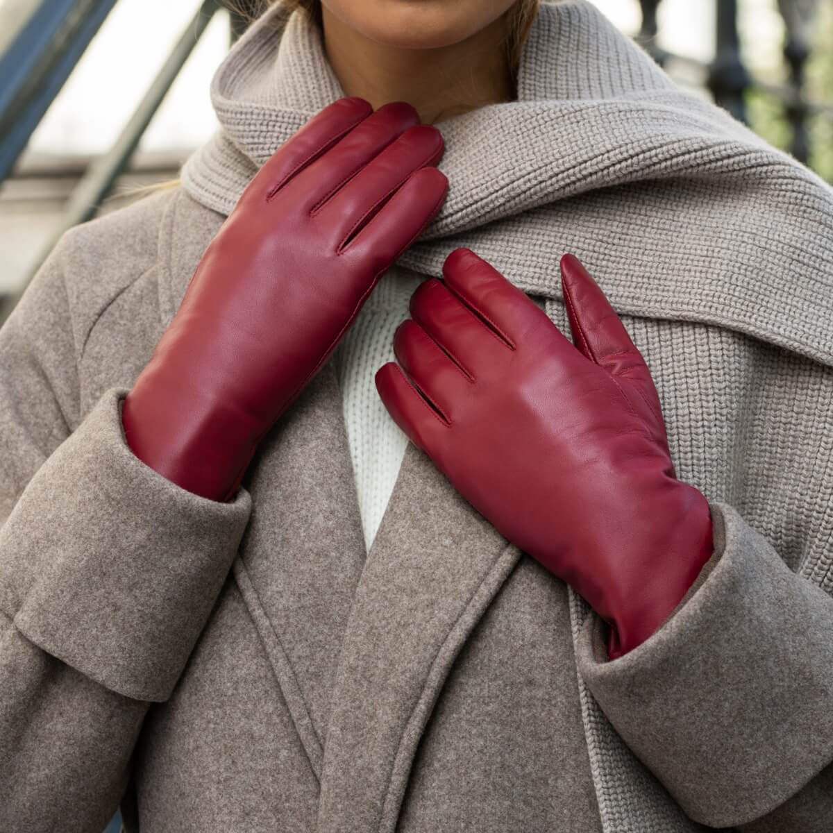 Zoey (red) – Sheepskin leather gloves with warm wool/cashmere lining & touchscreen function
